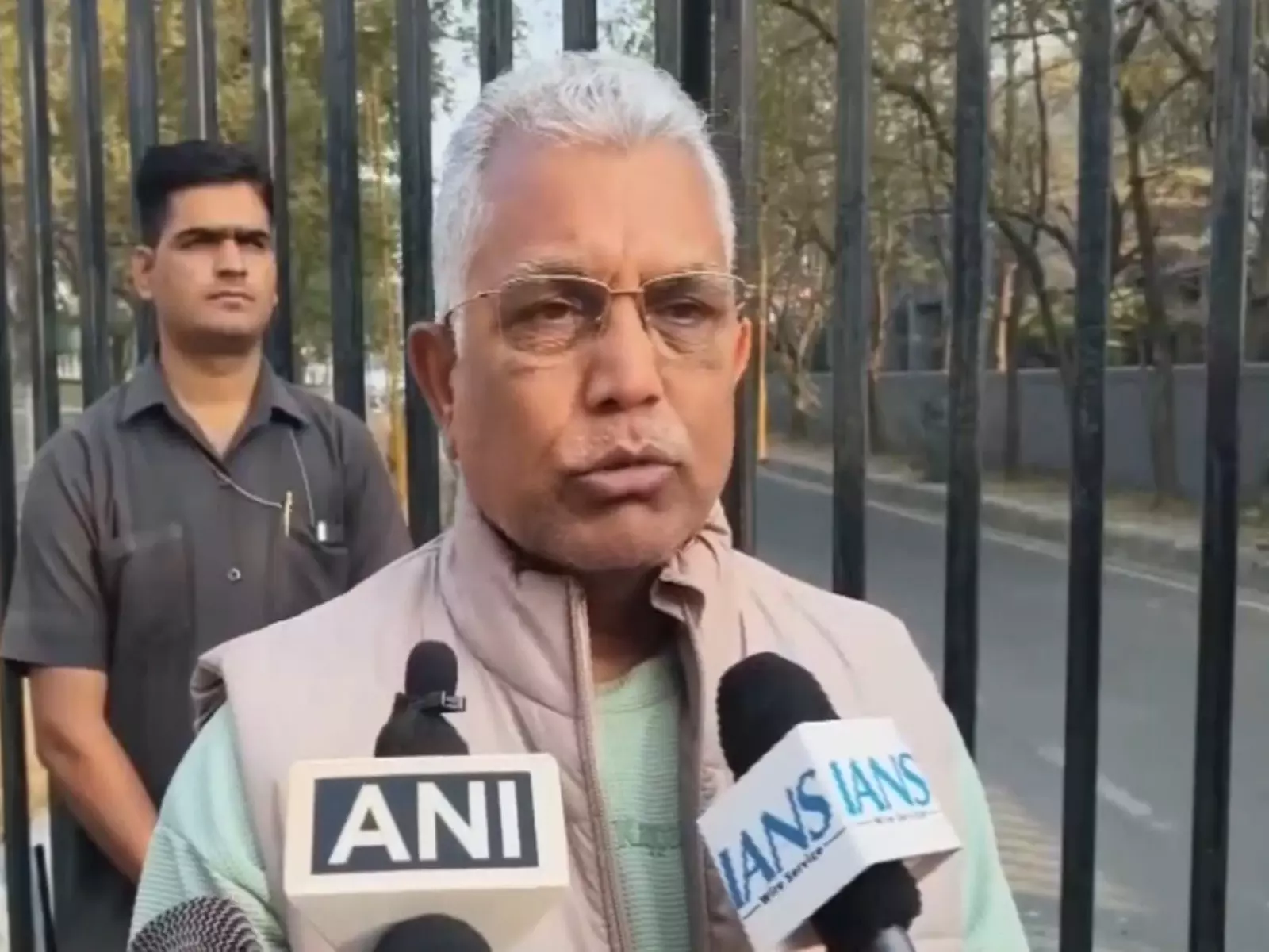 BJP के दिलीप घोष ने ECI के 7 अधिकारियों को सस्पेंड करने के बाद सज़ा की मांग की BJP के दिलीप घोष ने ECI के 7 अधिकारियों को सस्पेंड करने के बाद सज़ा की मांग की
