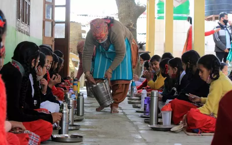 Himachal में मिड-डे मील की क्वालिटी पर माता-पिता नज़र रखेंगे और उसे चखेंगे Himachal में मिड-डे मील की क्वालिटी पर माता-पिता नज़र रखेंगे और उसे चखेंगे