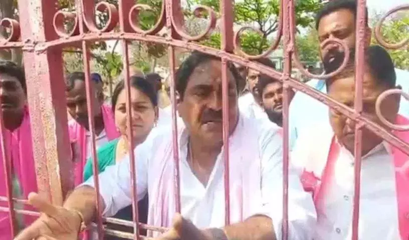 पूर्व मंत्री Errabelli Dayakar Rao पुलिस की बर्बरता पर रो पड़े पूर्व मंत्री Errabelli Dayakar Rao पुलिस की बर्बरता पर रो पड़े