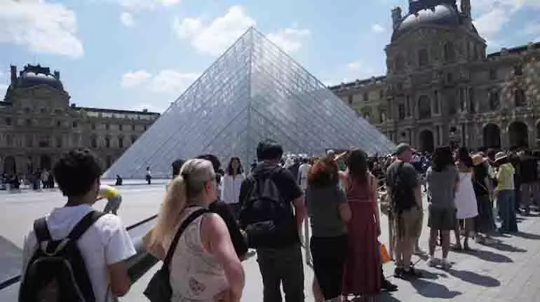 Louvre में €10M टिकट धोखाधड़ी 10 साल तक चलती रही Louvre में €10M टिकट धोखाधड़ी 10 साल तक चलती रही