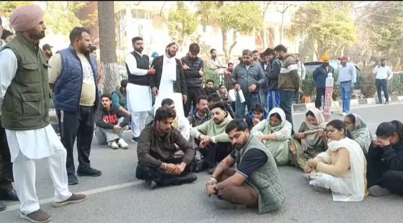 Punjab: मारपीट की शिकार लड़की के परिजनों ने मोहाली के अस्पताल में सड़क जाम किया Punjab: मारपीट की शिकार लड़की के परिजनों ने मोहाली के अस्पताल में सड़क जाम किया