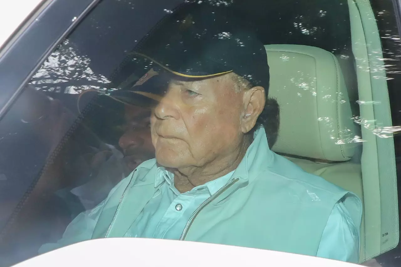 Salim Khan को ICU में शिफ्ट, डॉक्टर ने दी जानकारी Salim Khan को ICU में शिफ्ट, डॉक्टर ने दी जानकारी