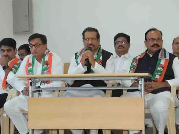 Prithviraj Chavan ने सरकार के कामकाज पर निशाना साधा Prithviraj Chavan ने सरकार के कामकाज पर निशाना साधा