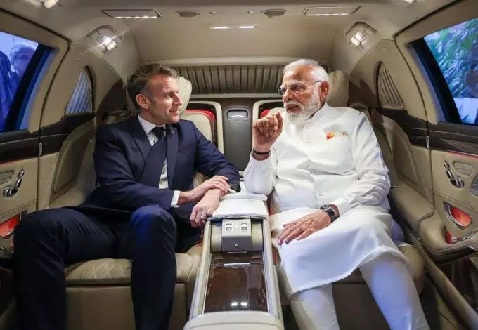 लोक भवन बैठक के बाद मैक्रॉन और PM मोदी नवाचार मंच के लिए रवाना लोक भवन बैठक के बाद मैक्रॉन और PM मोदी नवाचार मंच के लिए रवाना