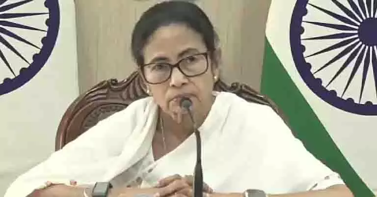 ममता ने सस्पेंड किए गए AEROs का साथ दिया, प्रमोशन का वादा किया ममता ने सस्पेंड किए गए AEROs का साथ दिया, प्रमोशन का वादा किया