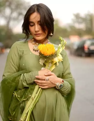 प्रेग्नेंसी ग्लो से चमक उठा सुरभि ज्योति का चेहरा, ग्रीन सूट में फ्लॉन्ट किया बेबी बंप प्रेग्नेंसी ग्लो से चमक उठा सुरभि ज्योति का चेहरा, ग्रीन सूट में फ्लॉन्ट किया बेबी बंप