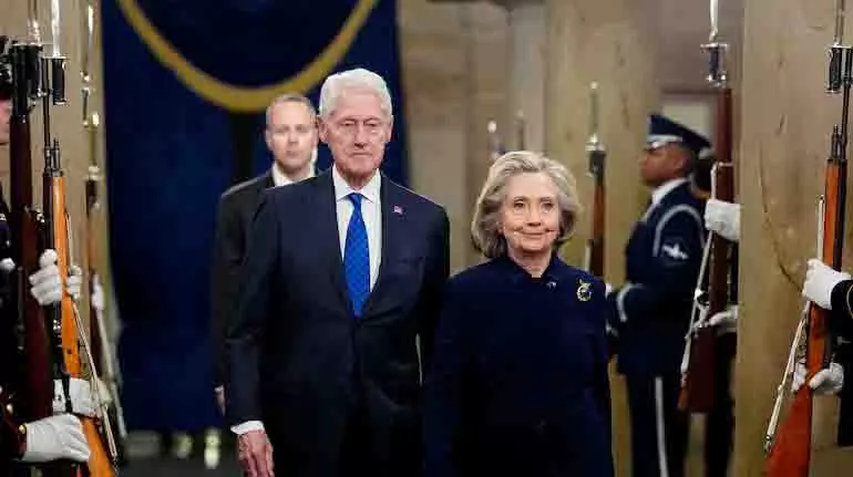 Hillary Clinton ने जेफरी एपस्टीन से संबंधों से इनकार किया, फाइलों को पूरी तरह जारी करने की मांग की Hillary Clinton ने जेफरी एपस्टीन से संबंधों से इनकार किया, फाइलों को पूरी तरह जारी करने की मांग की