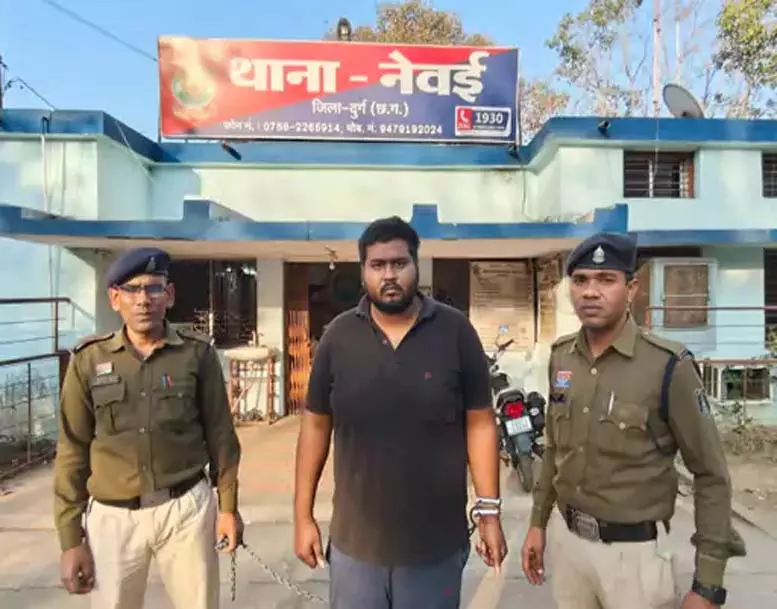 CG NEWS: मां पर धर्म परिवर्तन का दबाव डालने वाला बेटा होशांग वर्मा गिरफ्तार CG NEWS: मां पर धर्म परिवर्तन का दबाव डालने वाला बेटा होशांग वर्मा गिरफ्तार