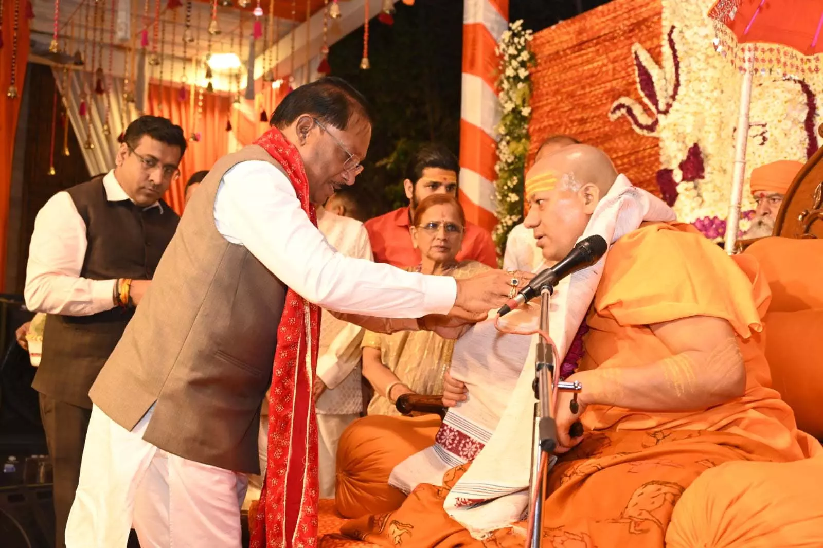 CM साय से निरंजन पीठाधीश्वर महामंडलेश्वर डॉ. स्वामी कैलाशनंद गिरी जी महाराज ने की सौजन्य भेंट CM साय से निरंजन पीठाधीश्वर महामंडलेश्वर डॉ. स्वामी कैलाशनंद गिरी जी महाराज ने की सौजन्य भेंट