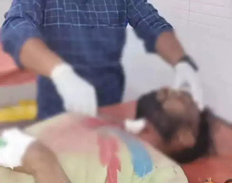 युवक ने खुद को मारा चाकू, कुएं में गिरा, फिर... युवक ने खुद को मारा चाकू, कुएं में गिरा, फिर...