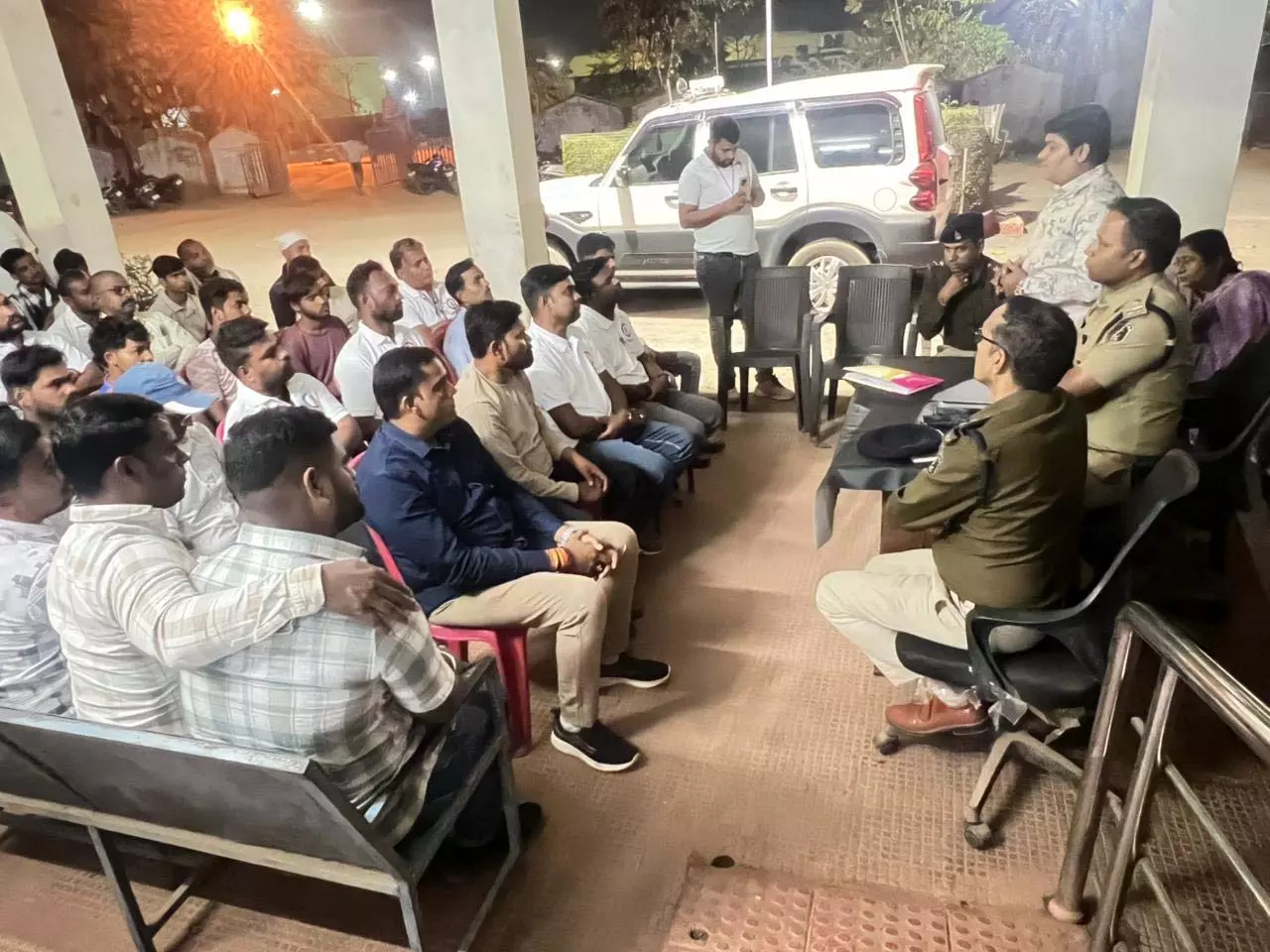 मंदिरहसौद थाना परिसर में पुलिस मितानों की बैठक का आयोजन मंदिरहसौद थाना परिसर में पुलिस मितानों की बैठक का आयोजन