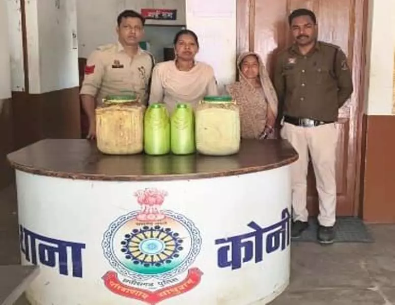 कोनी पुलिस की बड़ी कार्रवाई, 40 लीटर कच्ची महुआ शराब जब्त, महिला गिरफ्तार कोनी पुलिस की बड़ी कार्रवाई, 40 लीटर कच्ची महुआ शराब जब्त, महिला गिरफ्तार