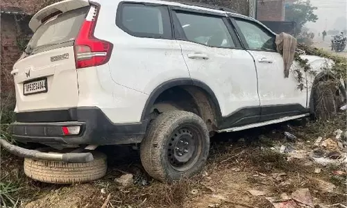Uttarakhand:पुलिस टीम की गाड़ी दुर्घटनाग्रस्त, सब इंस्पेक्टर की मौत, तीन घायल Uttarakhand:पुलिस टीम की गाड़ी दुर्घटनाग्रस्त, सब इंस्पेक्टर की मौत, तीन घायल