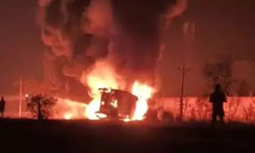 Up News:  NH-2 पर पलटा तेल टैंकर, लगी भीषण आग