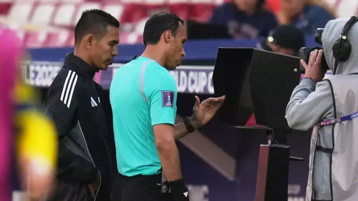 चैंपियंस लीग प्ले-ऑफ राउंड से पहले UEFA रेफरी के चीफ ने कहा, छोटे Var इंटरवेंशन से बचें चैंपियंस लीग प्ले-ऑफ राउंड से पहले UEFA रेफरी के चीफ ने कहा, छोटे Var इंटरवेंशन से बचें