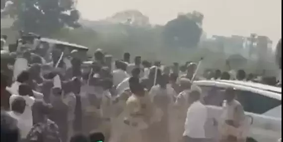 Telangana: मंचेरियल में मंत्री विवेक के काफिले पर पथराव; कांस्टेबल घायल