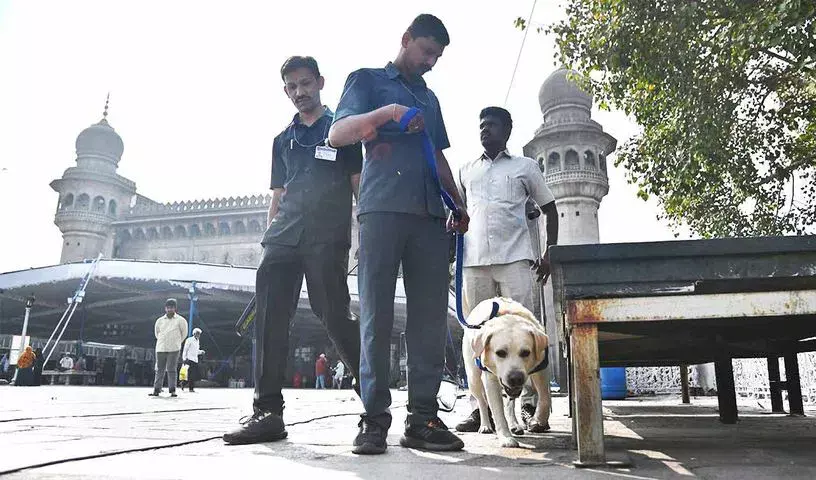 Hyderabad  CP ने रमज़ान से पहले मक्का मस्जिद में सुरक्षा का मुआयना किया