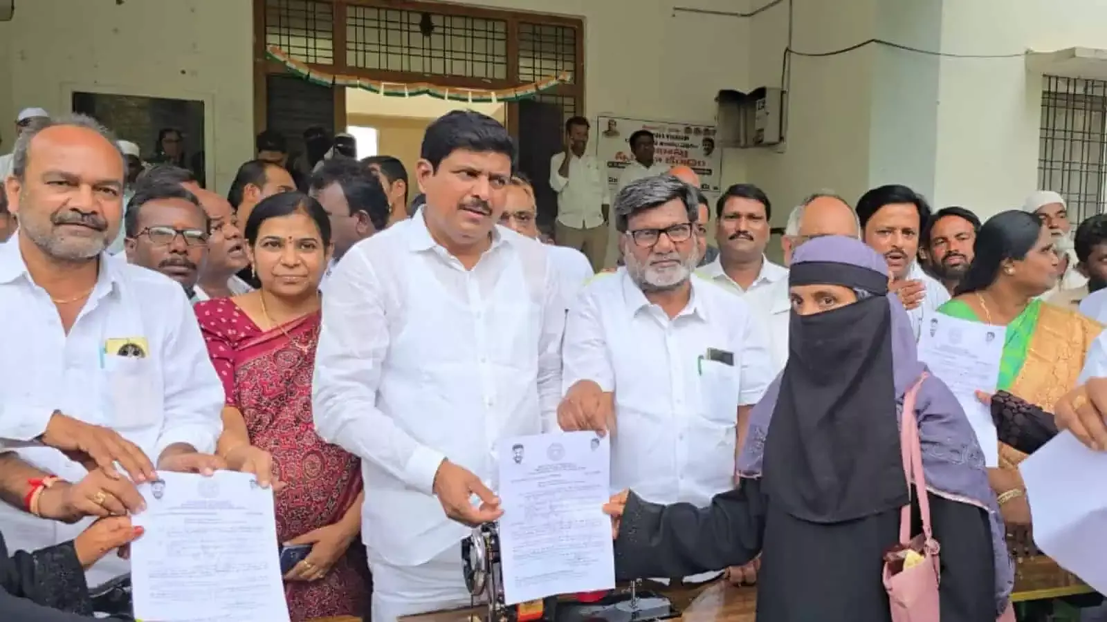 Hyderabad: तेलंगाना सरकार आज अल्पसंख्यकों को चेक और मोपेड बांटेगी
