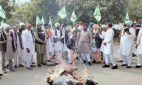 Sirsa किसानों ने India-US व्यापार समझौते के विरोध में PM Modi और ट्रंप के पुतले जलाए Sirsa किसानों ने India-US व्यापार समझौते के विरोध में PM Modi और ट्रंप के पुतले जलाए