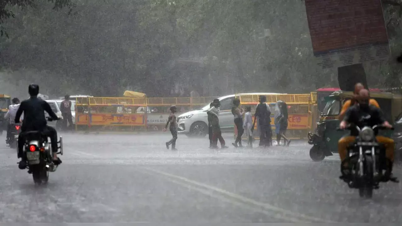 5 साल में फरवरी का सबसे गर्म दिन, दिल्ली में हल्की बारिश, IMD ने येलो अलर्ट किया जारी