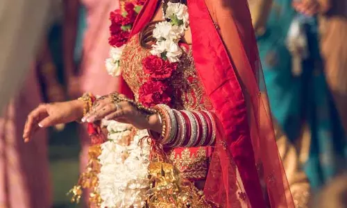 प्रेमी संग फुर्र हुई नई नवेली दुल्हन, फौजी दूल्हे के हुए होश फाख्ता प्रेमी संग फुर्र हुई नई नवेली दुल्हन, फौजी दूल्हे के हुए होश फाख्ता
