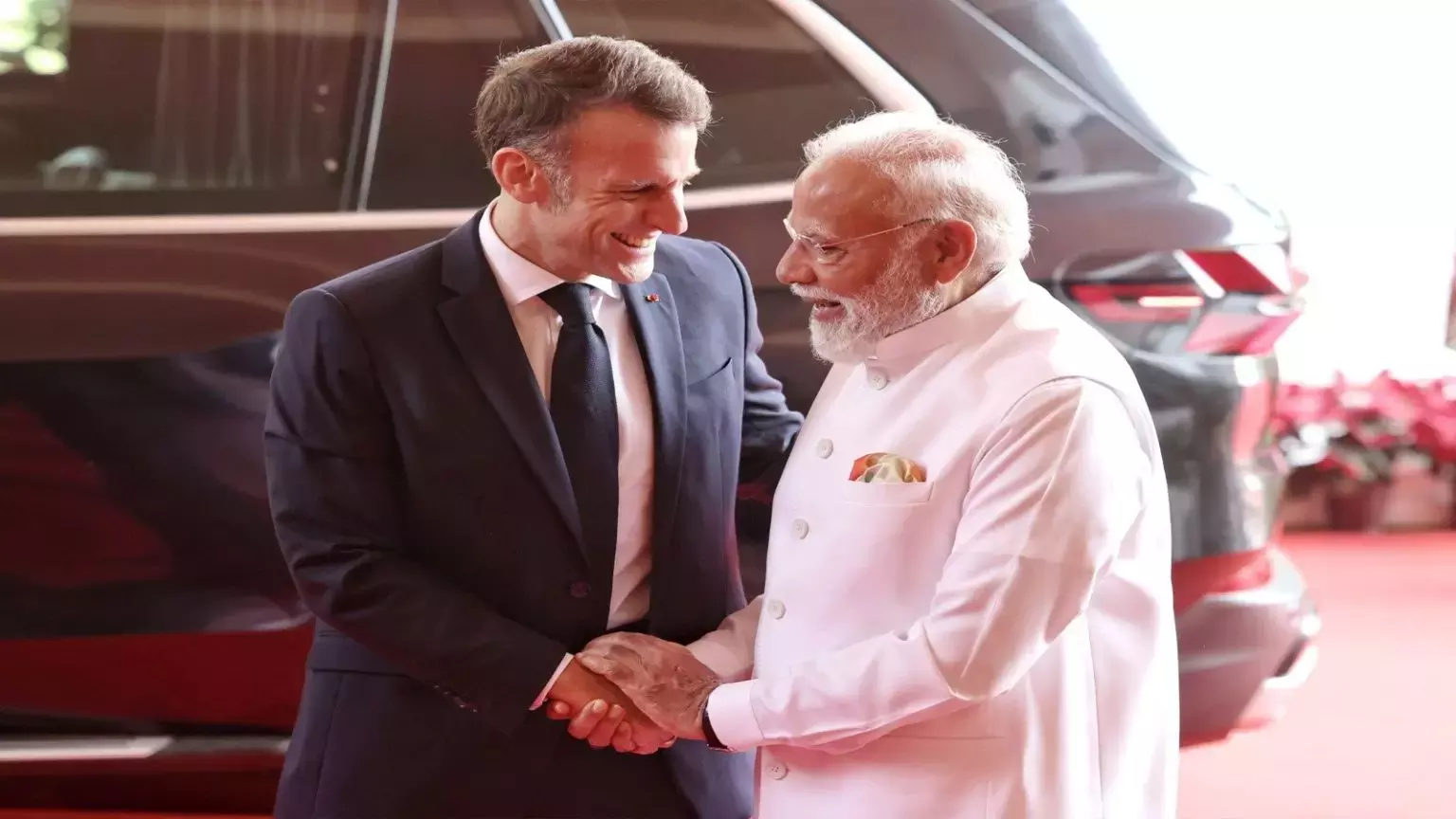 फ्रांस के राष्ट्रपति मैक्रों ने PM Modi को फ्रांस में 52वें G7 समिट के लिए आमंत्रित किया