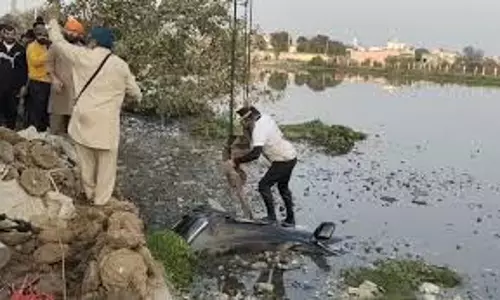 Haryana:अनियंत्रित स्कॉर्पियो जोहड़ में गिरी,अफरा-तफरी Haryana:अनियंत्रित स्कॉर्पियो जोहड़ में गिरी,अफरा-तफरी