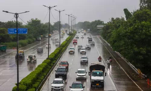 घने बादलों ने आसमान को घेरा, बूंदाबांदी से हुई NCR के सुबह की शुरुआत, एक्यूआई में भी आंशिक सुधार