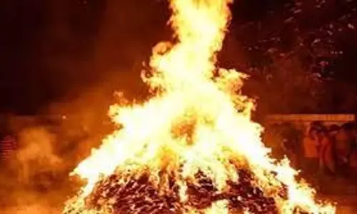 Holika Dahan 2026 Upay: अग्नि में अर्पित करें ये खास सामग्री, इस उपाय से दूर होंगी ग्रह दोष और शादी-नौकरी की बाधाएं Holika Dahan 2026 Upay: अग्नि में अर्पित करें ये खास सामग्री, इस उपाय से दूर होंगी ग्रह दोष और शादी-नौकरी की बाधाएं