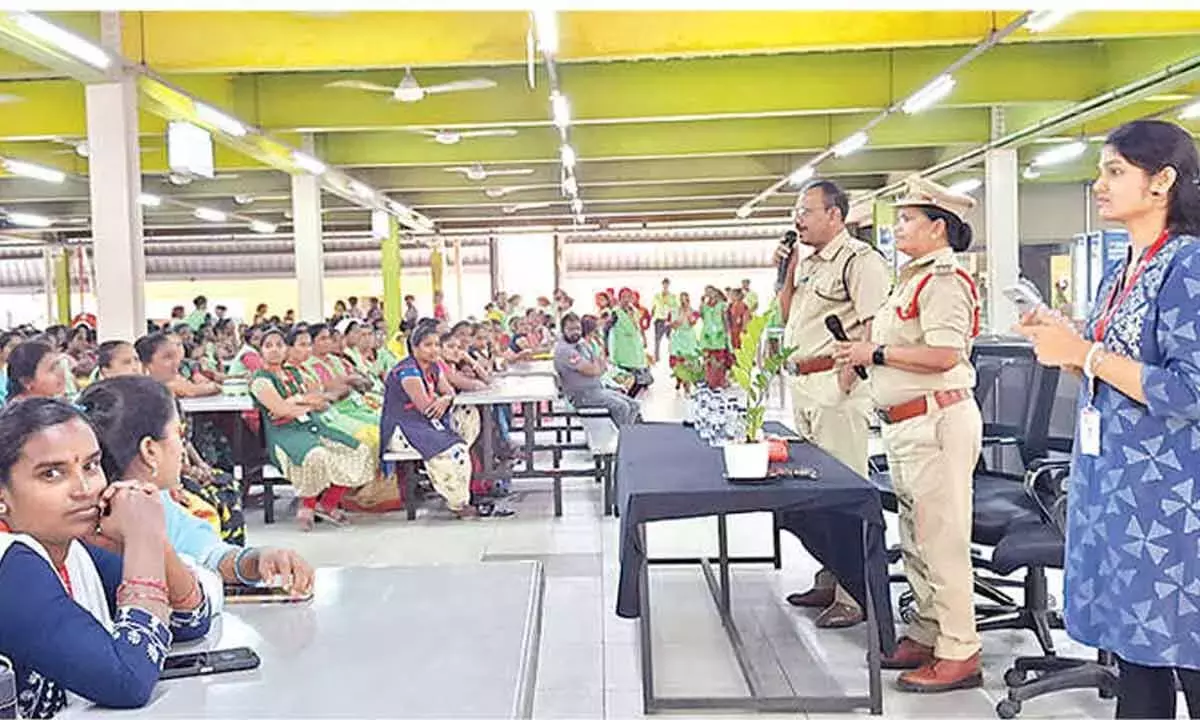 Andhra: महिलाओं के कानूनी अधिकारों और सुरक्षा उपायों पर जागरूकता कार्यक्रम आयोजित किया गया Andhra: महिलाओं के कानूनी अधिकारों और सुरक्षा उपायों पर जागरूकता कार्यक्रम आयोजित किया गया