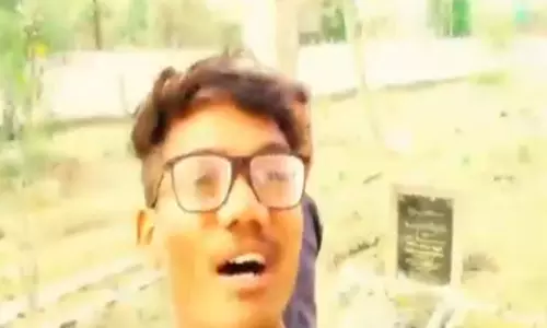 कब्रिस्तान में रीलबाजी दो युवकों को पड़ी महंगी...एक्शन में पुलिस कब्रिस्तान में रीलबाजी दो युवकों को पड़ी महंगी...एक्शन में पुलिस