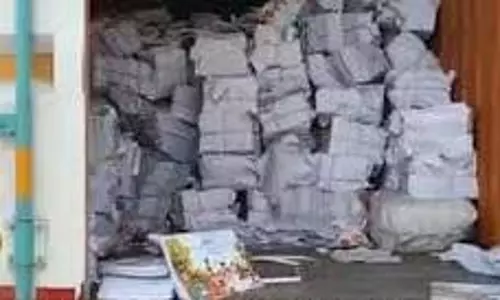 Bahraich: कबाड़ी की दुकान से सरकारी पुस्तकें बरामद, पुलिस ने कब्जे में लिया Bahraich: कबाड़ी की दुकान से सरकारी पुस्तकें बरामद, पुलिस ने कब्जे में लिया