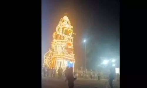 7 लोग घायल LIVE वीडियो...60 फुट ऊंचा मंदिर का रथ पलट गया 7 लोग घायल LIVE वीडियो...60 फुट ऊंचा मंदिर का रथ पलट गया