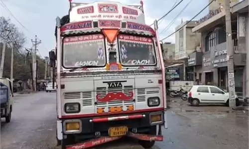 Haryana बाइक सवार को बचाने के चक्कर में डिवाइडर पर चढ़ा ट्रक, टला बड़ा हादसा Haryana बाइक सवार को बचाने के चक्कर में डिवाइडर पर चढ़ा ट्रक, टला बड़ा हादसा