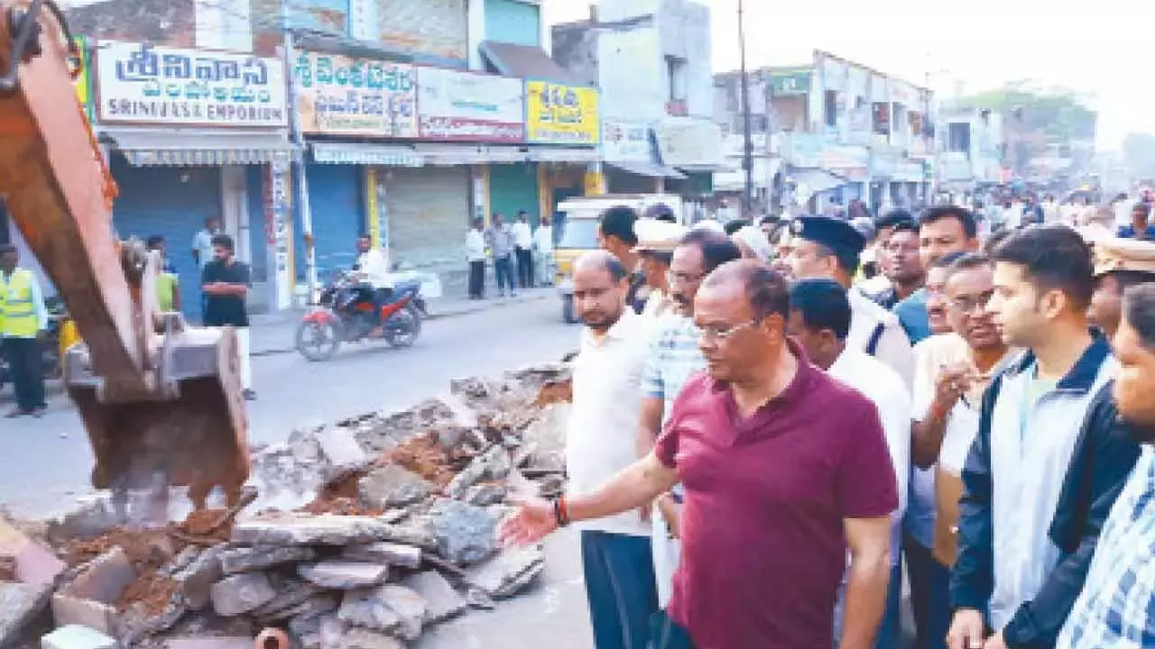Telangana: मंत्री कोमाटिरेड्डी ने नलगोंडा शहर में ट्रैफिक जाम को दूर किया Telangana: मंत्री कोमाटिरेड्डी ने नलगोंडा शहर में ट्रैफिक जाम को दूर किया