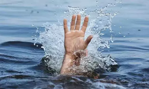 Pune : इंजीनियरिंग स्टूडेंट की दोस्तों के साथ ट्रिप पर लोनावाला के पास लोटस पॉइंट वॉटरफॉल में डूबने से मौत Pune : इंजीनियरिंग स्टूडेंट की दोस्तों के साथ ट्रिप पर लोनावाला के पास लोटस पॉइंट वॉटरफॉल में डूबने से मौत