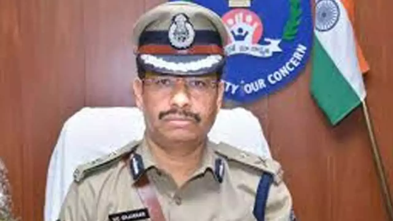 Telangana: शिव की मूर्ति पर कथित तौर पर नशीला पदार्थ चढ़ाने के वायरल वीडियो की पुलिस जांच कर रही है Telangana: शिव की मूर्ति पर कथित तौर पर नशीला पदार्थ चढ़ाने के वायरल वीडियो की पुलिस जांच कर रही है