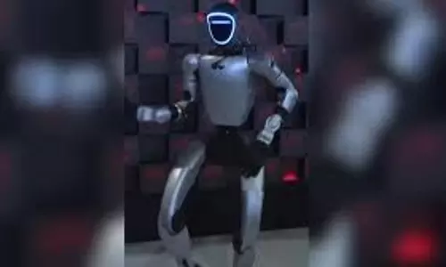 AI Summit 2026: Robot का ‘देसी’ स्वैग, समिट में लगाए ठुमके