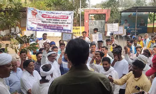 MP : कुंडिया-मेंडल्यापानी रोड कंस्ट्रक्शन; लोगों ने विरोध मार्च निकाला, ज्ञापन सौंपा