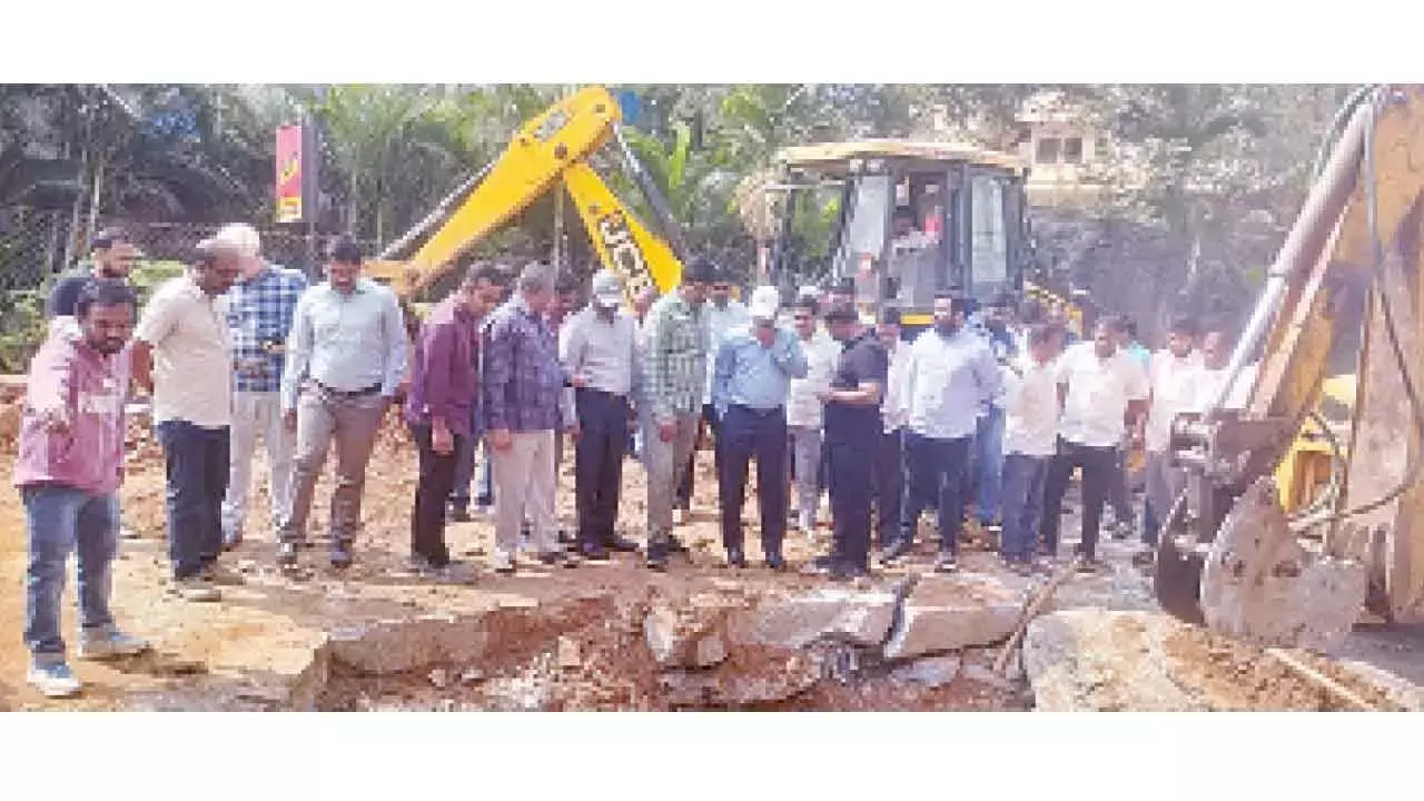 Telangana: मेट्रो जल बोर्ड के एमडी ने मणिकोंडा में आपातकालीन मरम्मत का निरीक्षण किया Telangana: मेट्रो जल बोर्ड के एमडी ने मणिकोंडा में आपातकालीन मरम्मत का निरीक्षण किया