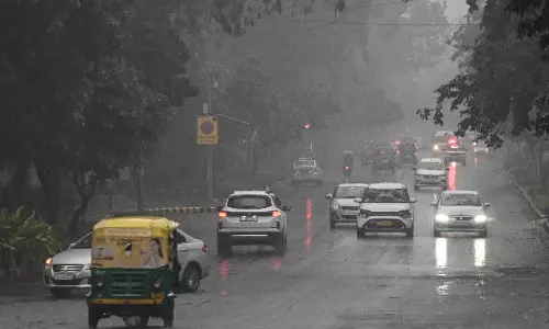 Delhi में हल्की बारिश के साथ सुबह का समय, AQI खराब कैटेगरी में Delhi में हल्की बारिश के साथ सुबह का समय, AQI खराब कैटेगरी में