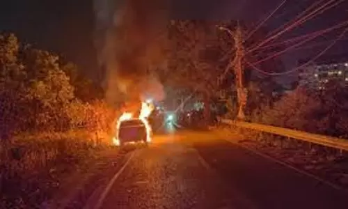 Dehradun:बेकाबू ट्रक कार के ऊपर पलटा, दोनों में लगी भयंकर आग Dehradun:बेकाबू ट्रक कार के ऊपर पलटा, दोनों में लगी भयंकर आग
