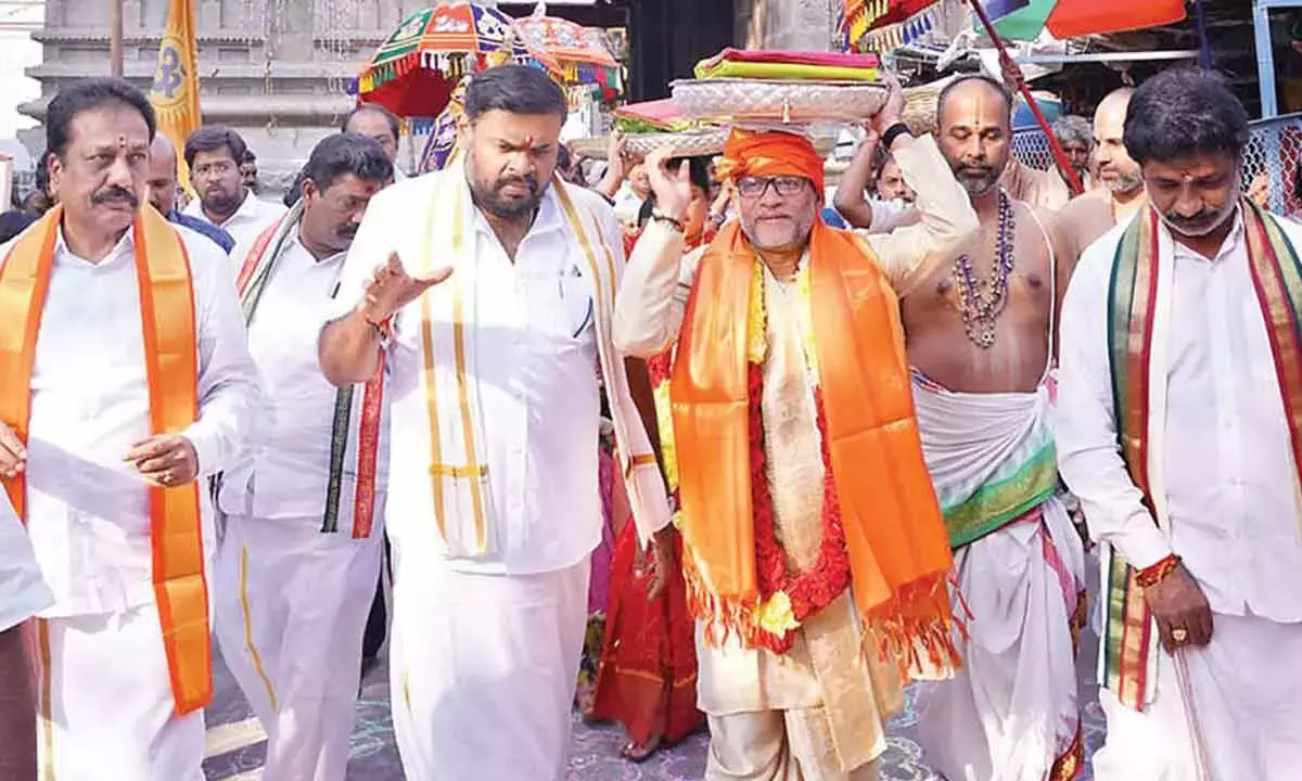 TTD के एडिशनल ईओ ने श्रीकालहस्तीश्वर को पट्टू वस्त्रम भेंट किए