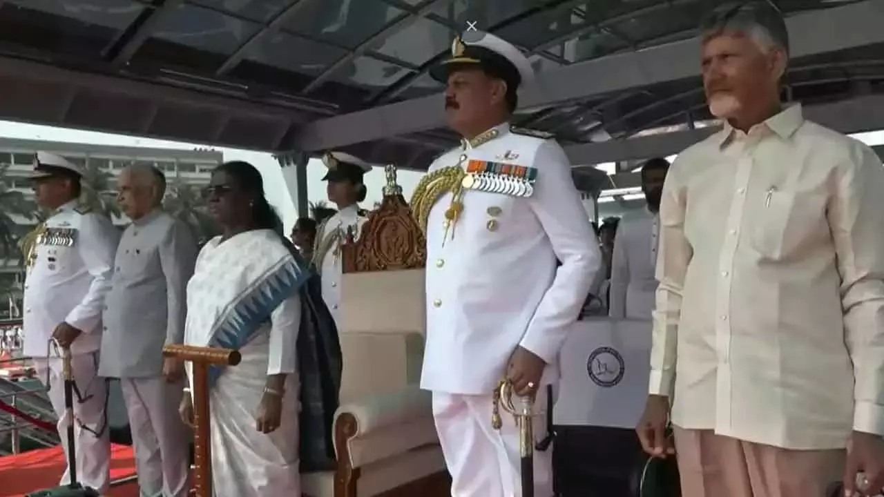 राष्ट्रपति द्रौपदी मुर्मू ने IFR-2026 के दौरान विशाखापत्तनम में इंटरनेशनल फ्लीट का रिव्यू किया