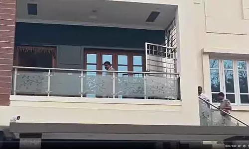 Bengaluru : पुलिस होने का दावा कर बिजनेसमैन के घर से 20 लाख कैश और 500 ग्राम सोना लूटा