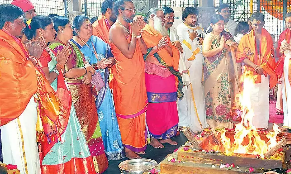 Andhra: श्रीशैलम में पूर्णाहुति के साथ ब्रह्मोत्सव का समापन हुआ Andhra: श्रीशैलम में पूर्णाहुति के साथ ब्रह्मोत्सव का समापन हुआ