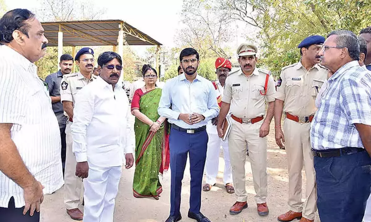 Andhra: न्यायिक और जिला अधिकारियों ने प्रस्तावित नारकोटिक्स स्टोरेज सेंटर के लिए जगह का निरीक्षण किया Andhra: न्यायिक और जिला अधिकारियों ने प्रस्तावित नारकोटिक्स स्टोरेज सेंटर के लिए जगह का निरीक्षण किया