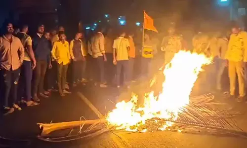 Pune : इंदापुर में परिवार के सामने महिला के अपहरण के बाद गुस्साए गांववालों ने किया विरोध प्रदर्शन Pune : इंदापुर में परिवार के सामने महिला के अपहरण के बाद गुस्साए गांववालों ने किया विरोध प्रदर्शन