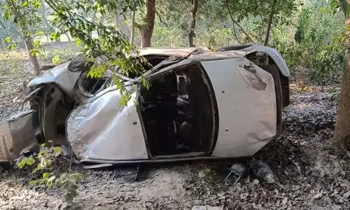 तेज रफ्तार कार पलटी, तीन की मौत, दो गंभीर रूप से घायल