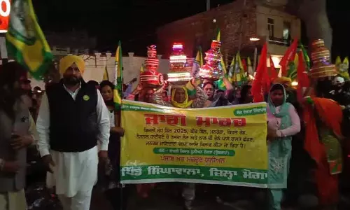 अनोखा विरोध, किसानों ने सरकार की नीतियों के खिलाफ Moga village में जागो मार्च निकाला